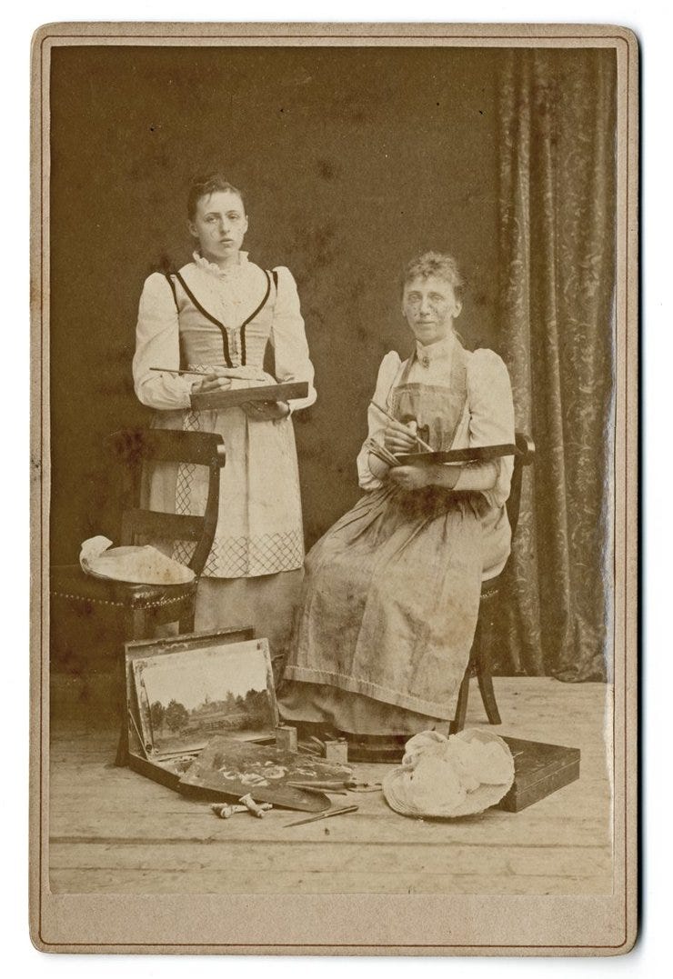 Agatha Zethraeus (links) en Henriëtte van de Poll - hofdame van koningin Emma (herkomst: coll. RKD)