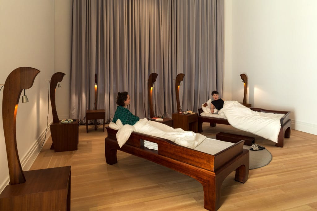 《睡寢計畫》在 Gropius Bau 疫情時期展出,床與個人物件被重新安排|來源:Laura Fiorio / Artnet News 《睡寢計畫》在 Gropius Bau 疫情時期展出,床與個人物件被重新安排|來源:Laura Fiorio / Artnet News