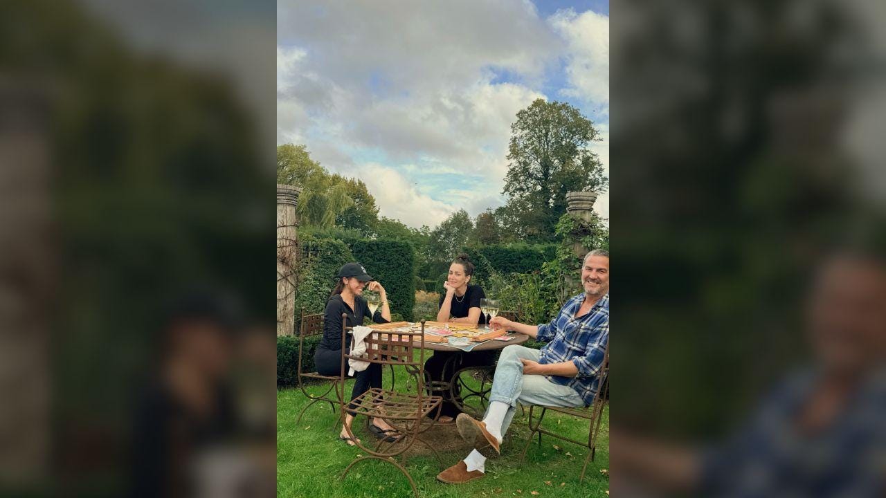 Photo of Meghan Markle enjoyed wine in the garden with her friends. Photo of Meghan Markle enjoyed wine in the garden with her friends.