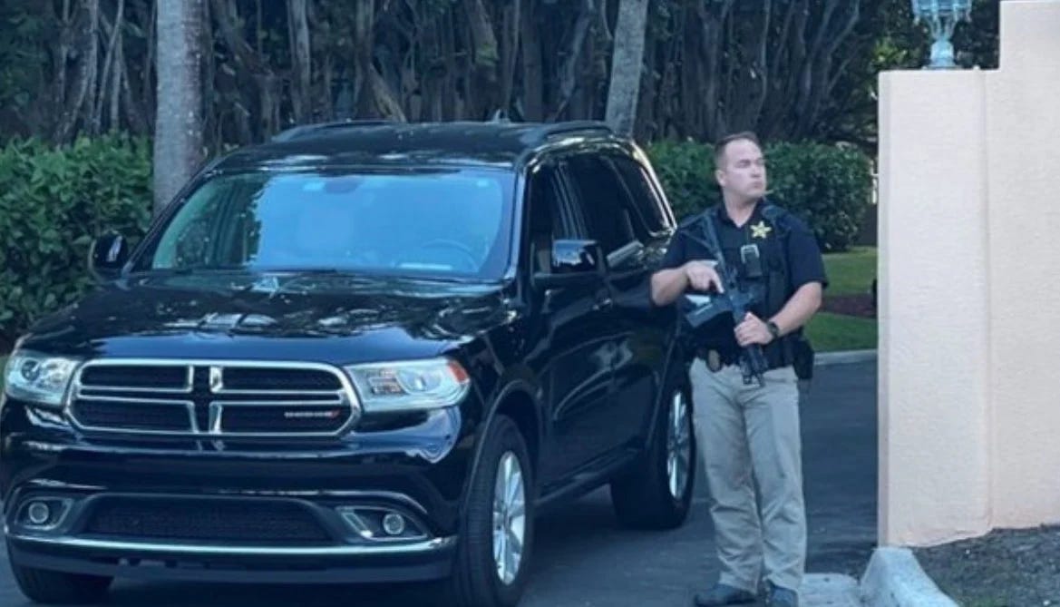 Agen FBI menggerebek rumah Presiden Trump