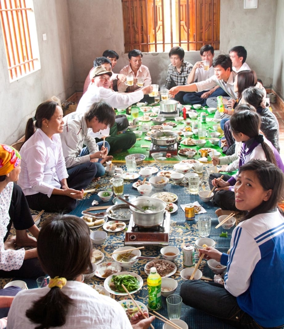 comida familiar vietnam en el suelo