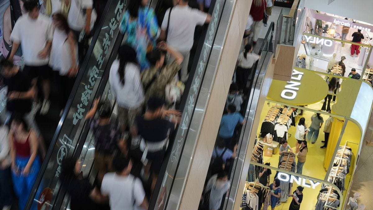 中国经济持续疲软。图为一家北京的购物中心。（AP）