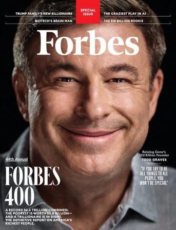 Couverture de Forbes de fin 2025, avec son nouveau classement des fortunes les plus richs du monde. À la Une, en gris plan, le visage souriant et un peu gras du nouvel entrant, le roi du poulet frit.