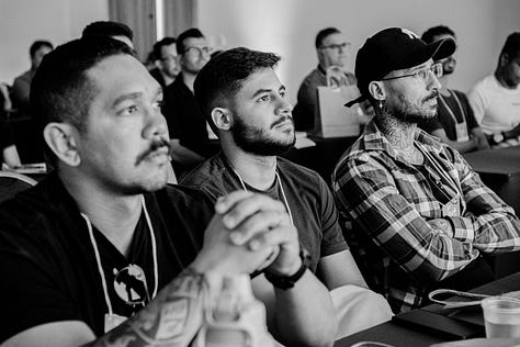 AS FOTOS MOSTRAM OS PARTICIPANTES ATENTOS AO CONGRESSO