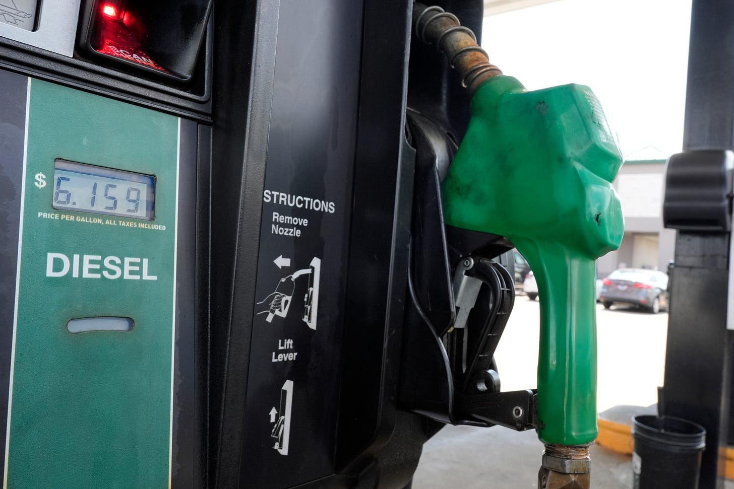 US diesel prices soar past $6 a gallon, deepening strain for hauling everyday goods | South Carolina Public Radio US diesel prices soar past $6 a gallon, deepening strain for hauling everyday goods | South Carolina Public Radio