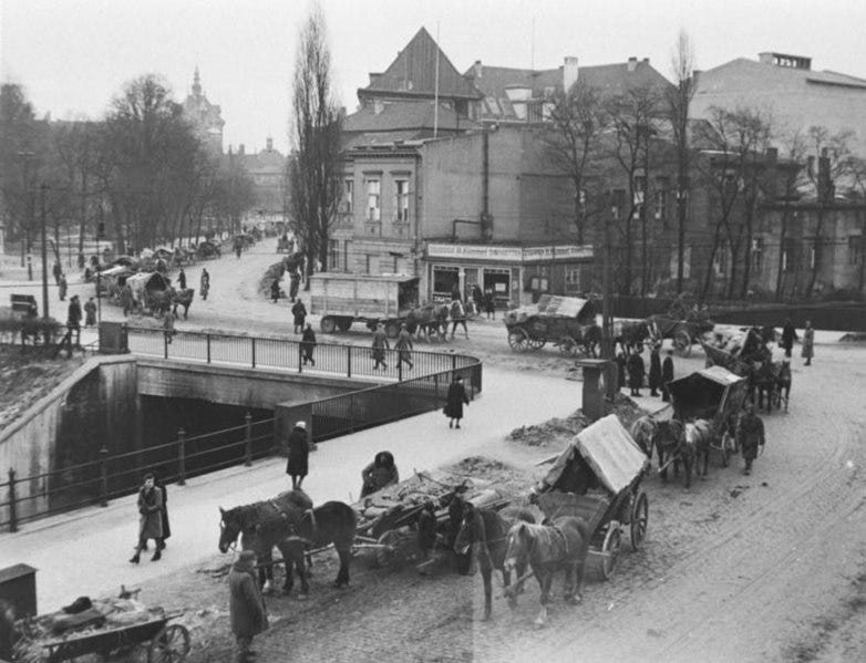 File:Bundesarchiv Bild 146-1996-030-01A, Danzig, Flüchtlingstreck.jpg