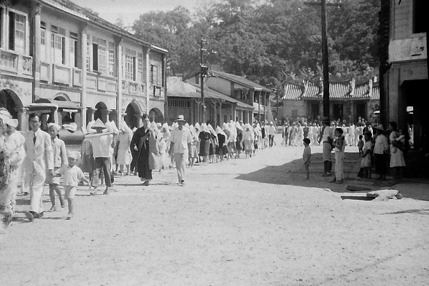 北埔街頭的送葬行列,1935 年|來源:鄧南光/Wikimedia Commons(CC BY-SA) 北埔街頭的送葬行列,1935 年|來源:鄧南光/Wikimedia Commons(CC BY-SA)