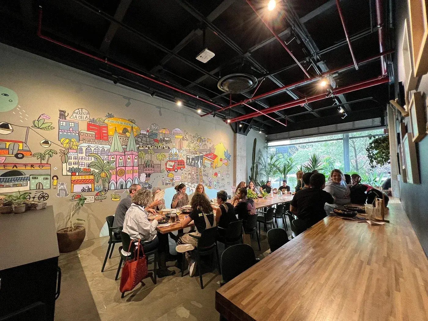 Personas trabajando juntas en una mesa.