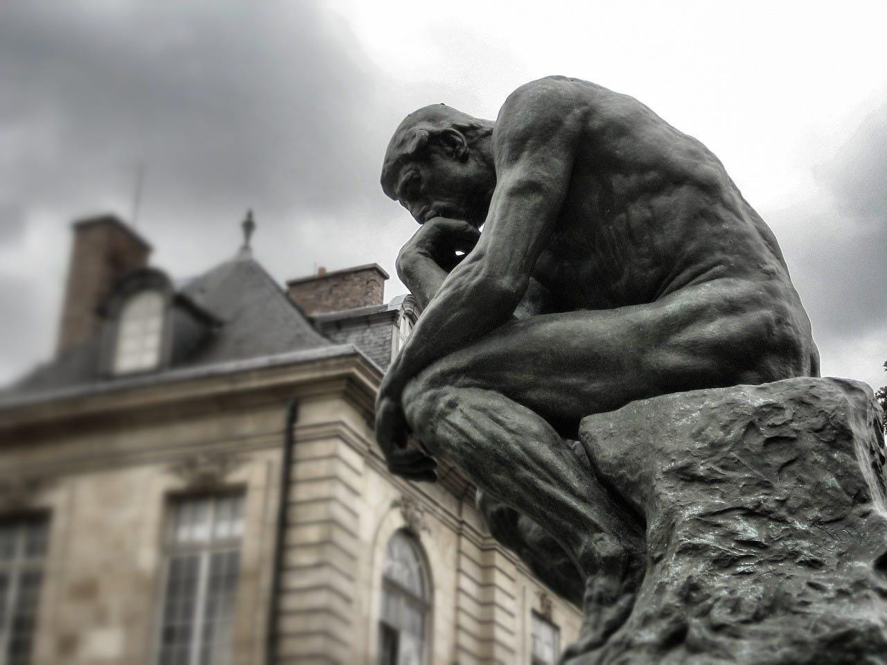 Obraz zawierający na wolnym powietrzu, statua, budynek, niebo

Opis wygenerowany automatycznie