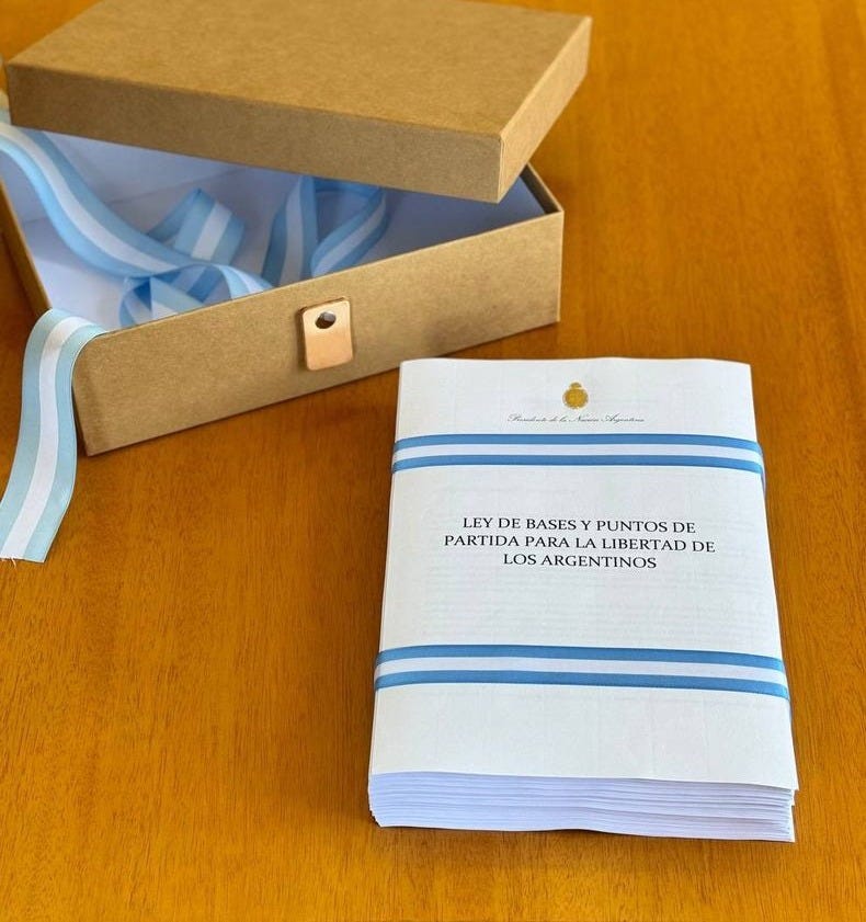 Milei envió al Congreso el proyecto de ley ómnibus para restituir el orden  de la Constitución de 1853