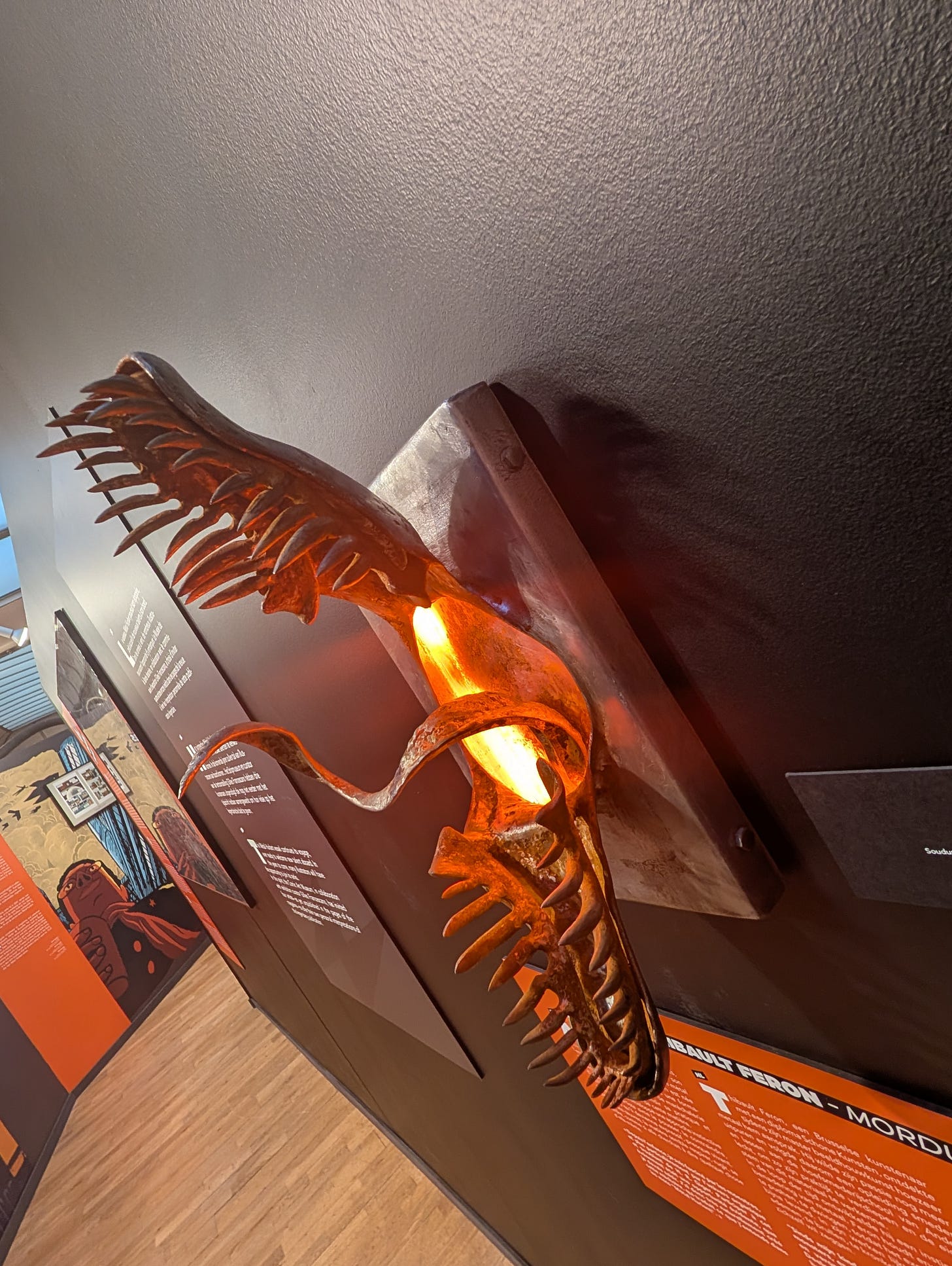Mordu, une sculpture métallique représentant une gueule ouverte d'où sort une langue effilée, oeuvre de Thierry Feron, inspirée par l'univers de Métal Hurlant Mordu, une sculpture métallique représentant une gueule ouverte d'où sort une langue effilée, oeuvre de Thierry Feron, inspirée par l'univers de Métal Hurlant