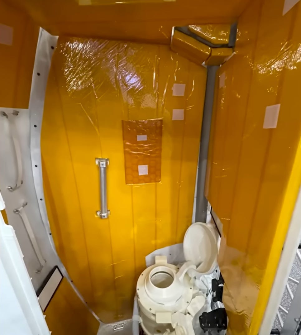 Réplica del sanitario del Artemis II para entrenamiento en el Centro Espacial Johnson. Foto: Canadian Space Agency https://www.youtube.com/watch?v=2ZJ-hDmIJ6c