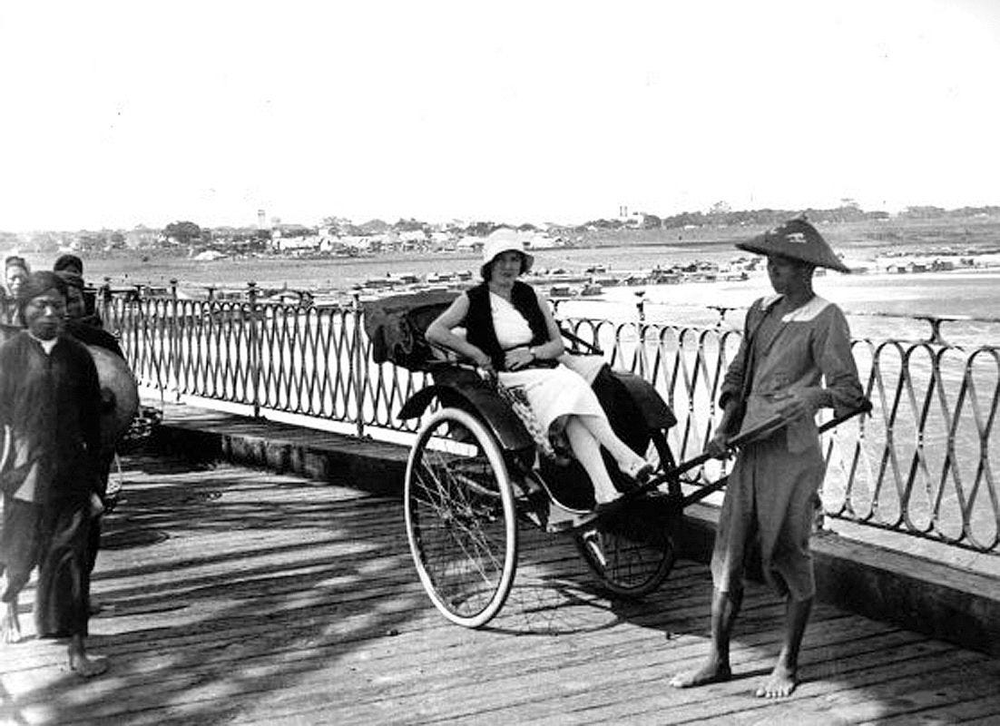 La generala Nguyễn Thị Định | Ornitorrinco Antiguo puente Paul Doumer, hoy puente Long Biên. Foto/Charles Peyrin