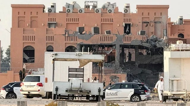 مبنى تعرض لأضرار بعد أن استهدفته إسرائيل في العاصمة القطرية الدوحة، أمامه سيارات للشرطة القطرية. مبنى تعرض لأضرار بعد أن استهدفته إسرائيل في العاصمة القطرية الدوحة، أمامه سيارات للشرطة القطرية.