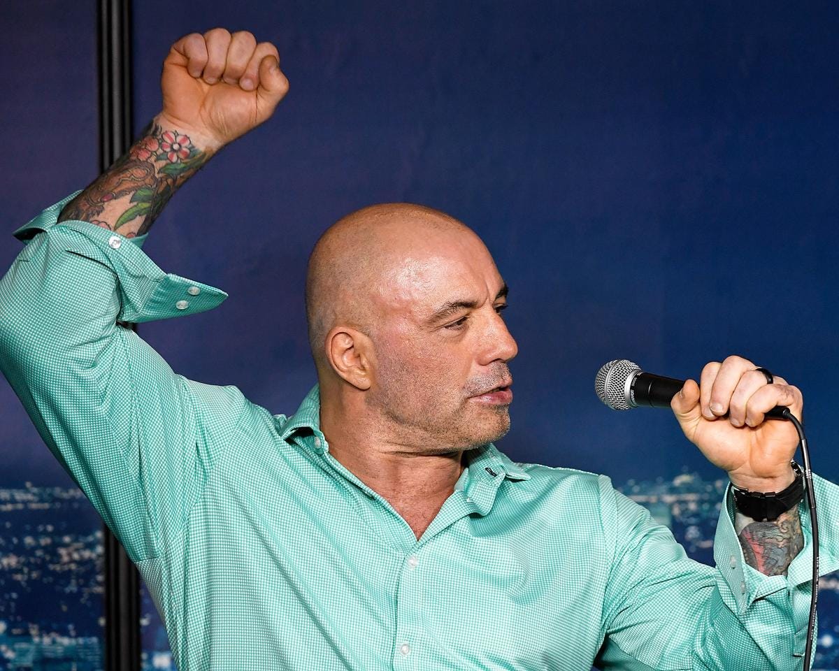 En offrant 250 millions de dollars à Joe Rogan, Spotify persiste et signe  pour le côté obscur du podcast