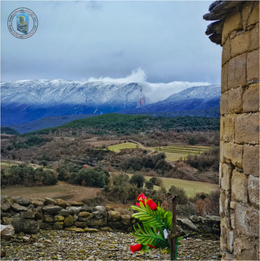 El Montsec d’Ares (esquerra) i el Montsec de l’Estall des del cementiri de Lliterà. Al mig el congost de Mont-rebei. El Montsec d’Ares (esquerra) i el Montsec de l’Estall des del cementiri de Lliterà. Al mig el congost de Mont-rebei.