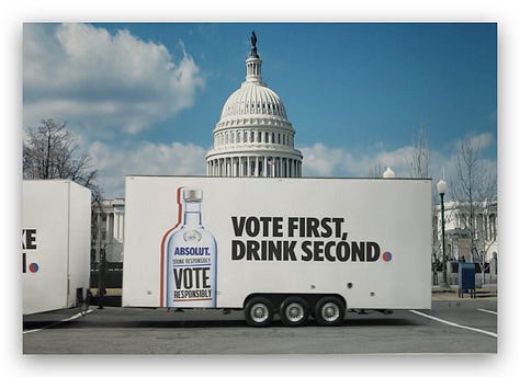 Manifesti con il logo della vodka Absolut che riportano queste frasi: "Dear Ohio, your vote can shake or stir the election", "Save your drink for after the vote", "Drinking can't wait, your vote can", "Vote first. Drink Second".