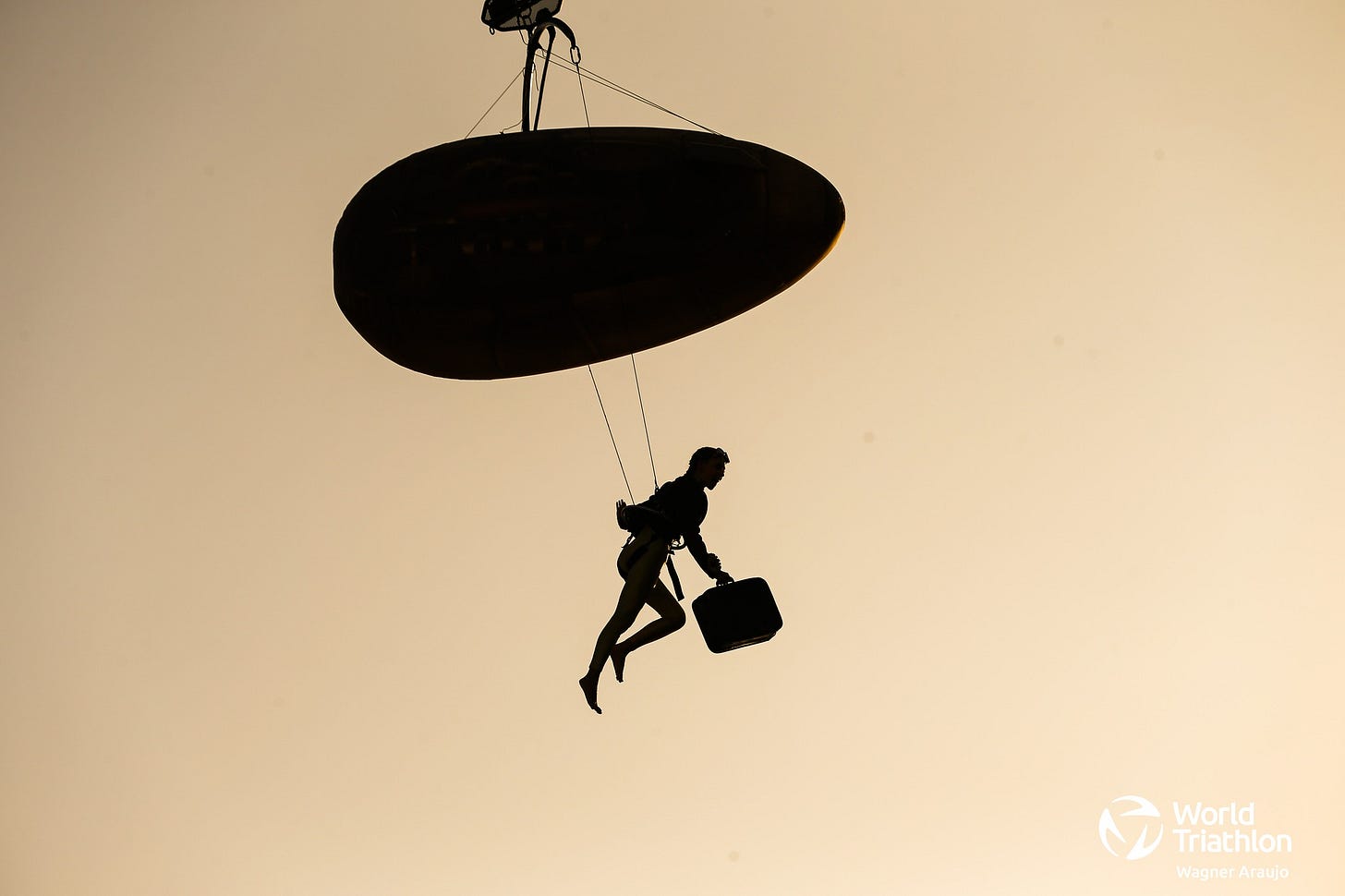 May be an image of 1 person, skydiving, helicopter, blimp and text that says 'æ World Triathlon Wagner WagnerAraujo'