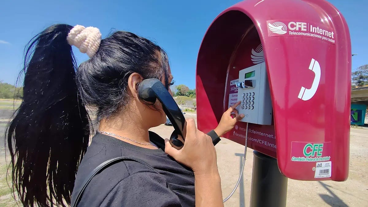 Cabina telefónica de CFE Internet en Tampico, Tamaulipas, en 2025. Foto de José Luis Tapia para el Sol de México https://oem.com.mx/elsoldetampico/local/tampico-ya-tiene-cabina-de-llamadas-gratis-de-la-cfe-te-decimos-donde-esta-21877138