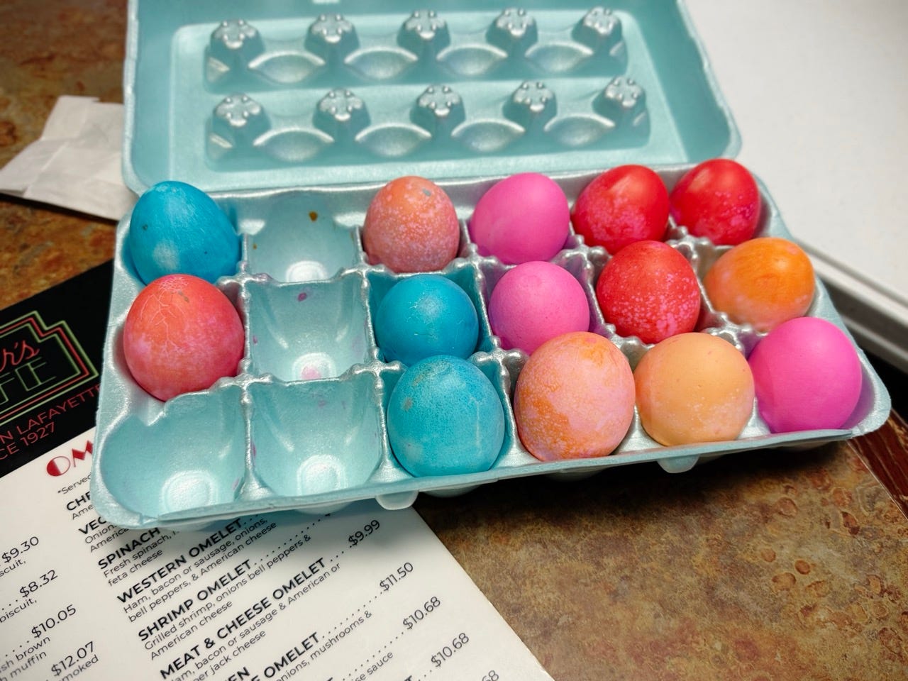 Des œufs durs colorés pour fêter Pâques aux États-Unis.