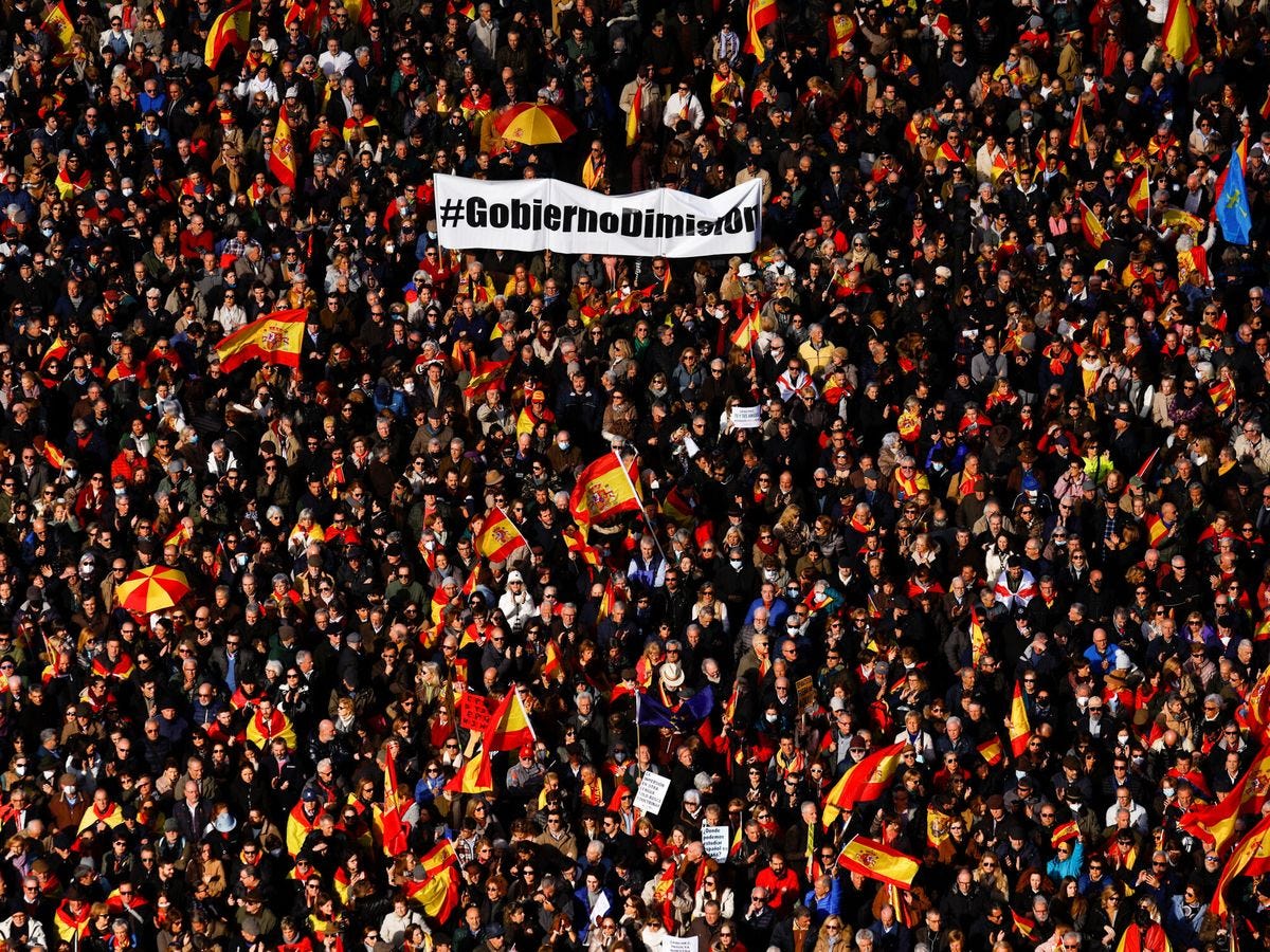 Multitudinaria manifestación contra Sánchez y sus políticas en Cibeles:  "Basta ya"