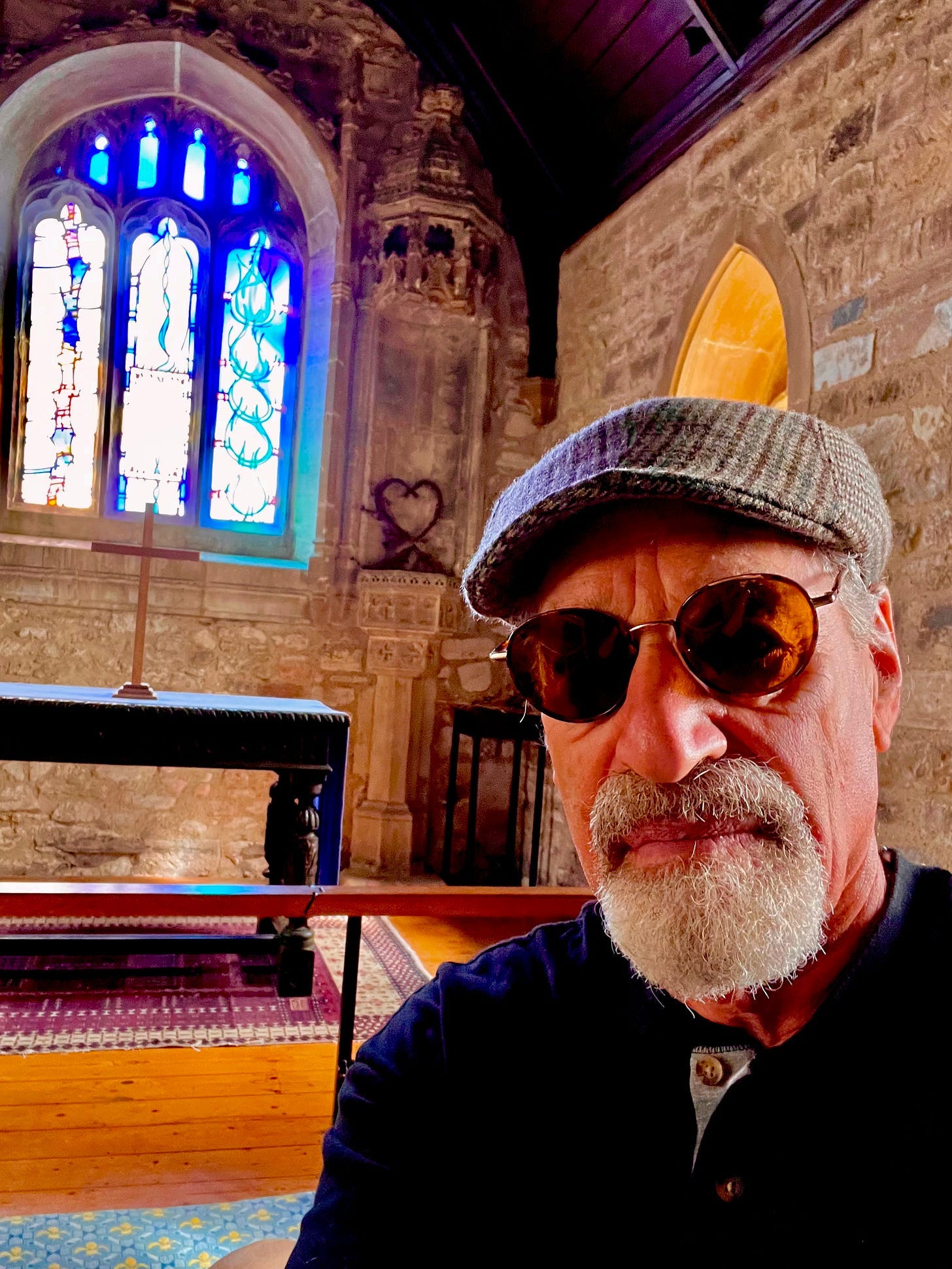 A person in a hat and sunglasses

AI-generated content may be incorrect.