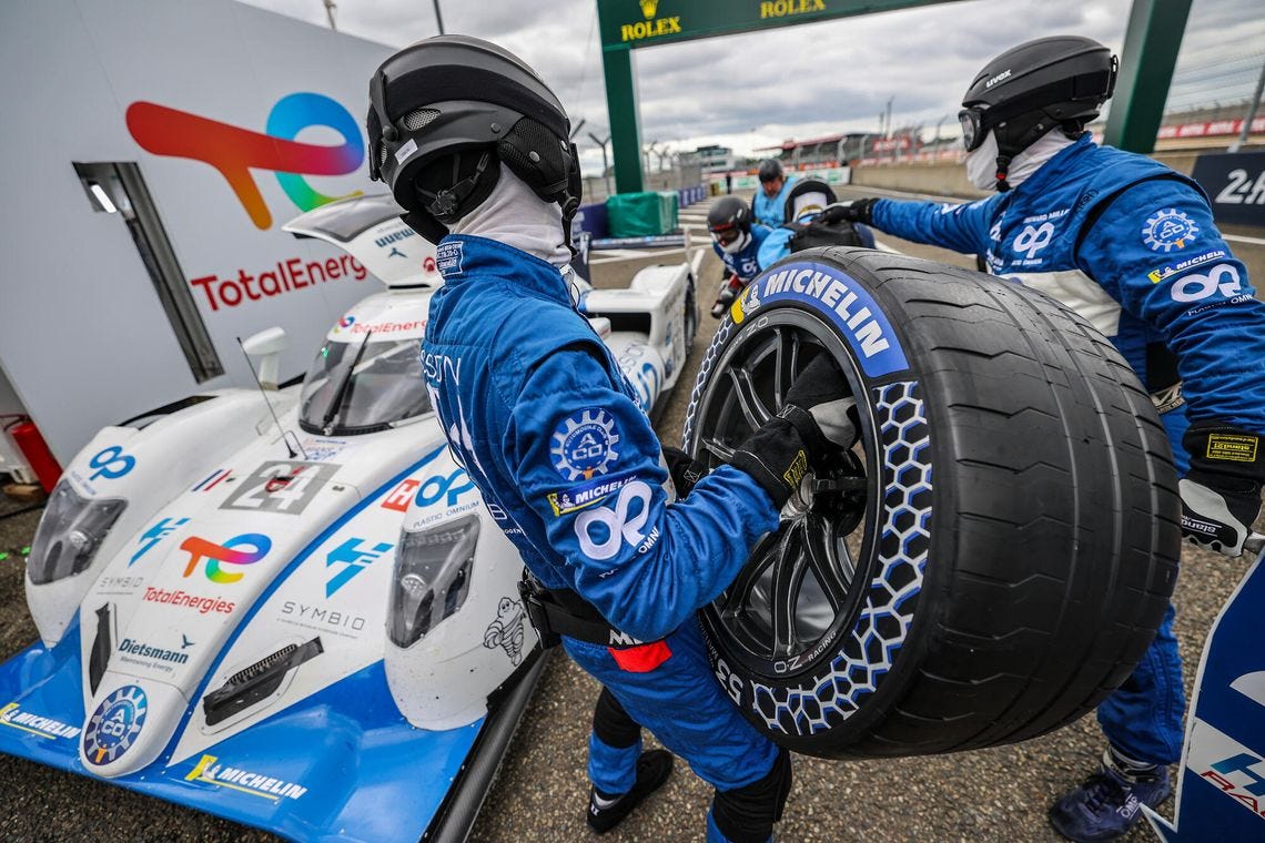 Fitting of a tire incorporating 53% renewable and recycled materials at the 24Heures du Mans, France. Fitting of a tire incorporating 53% renewable and recycled materials at the 24Heures du Mans, France.
