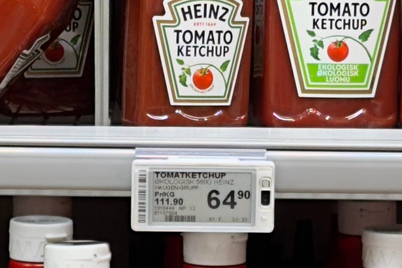 Photo: Wolfmann / Wikimedia Commons (CC BY-SA 4.0) Groceries/food items/consumer goods for sale displayed on shelves/store shelves with price tags, in a grocery store/general store/supermarket in Norway in late August 2023: SPAR Tjøme, a store in the village of Tjøme , Norway. Ketchup (tomato ketchup
