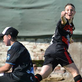 Un sábado de muchos goles: Villa Mitre y Muni van por todo. En el ascenso Sporting sufrió pero ganó y quedó a un paso de la final