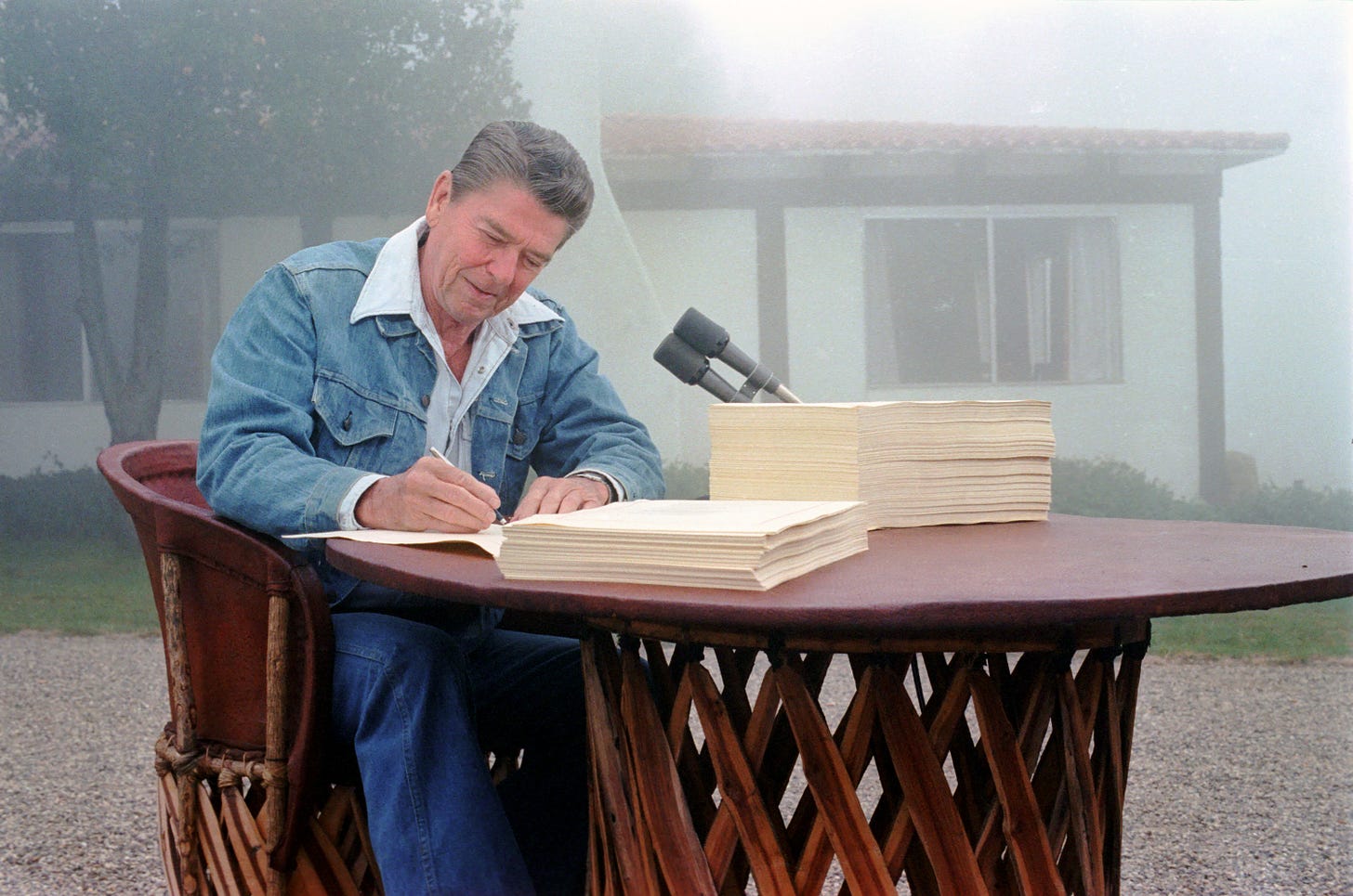 File:Ronald-Reagan-ERTA-Omnibus-Budget-Rancho-del-Cielo-13-Aug-1981-NARA-C3490-4A.jpg  - Wikimedia Commons