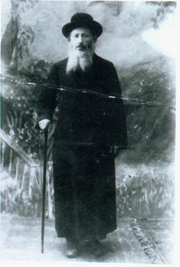 A person with a long beard and a cane

AI-generated content may be incorrect.