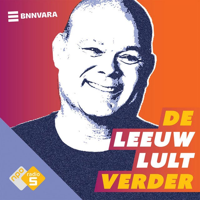 artwork van De Leeuw Lult verder. Tegen een oranje achtergrond zie je een korrelige foto van paul de leeuw, met rechts onderin de titel en links onderin het logo van NPO Radio 5. Linksbovenin het logo van BNNVARA