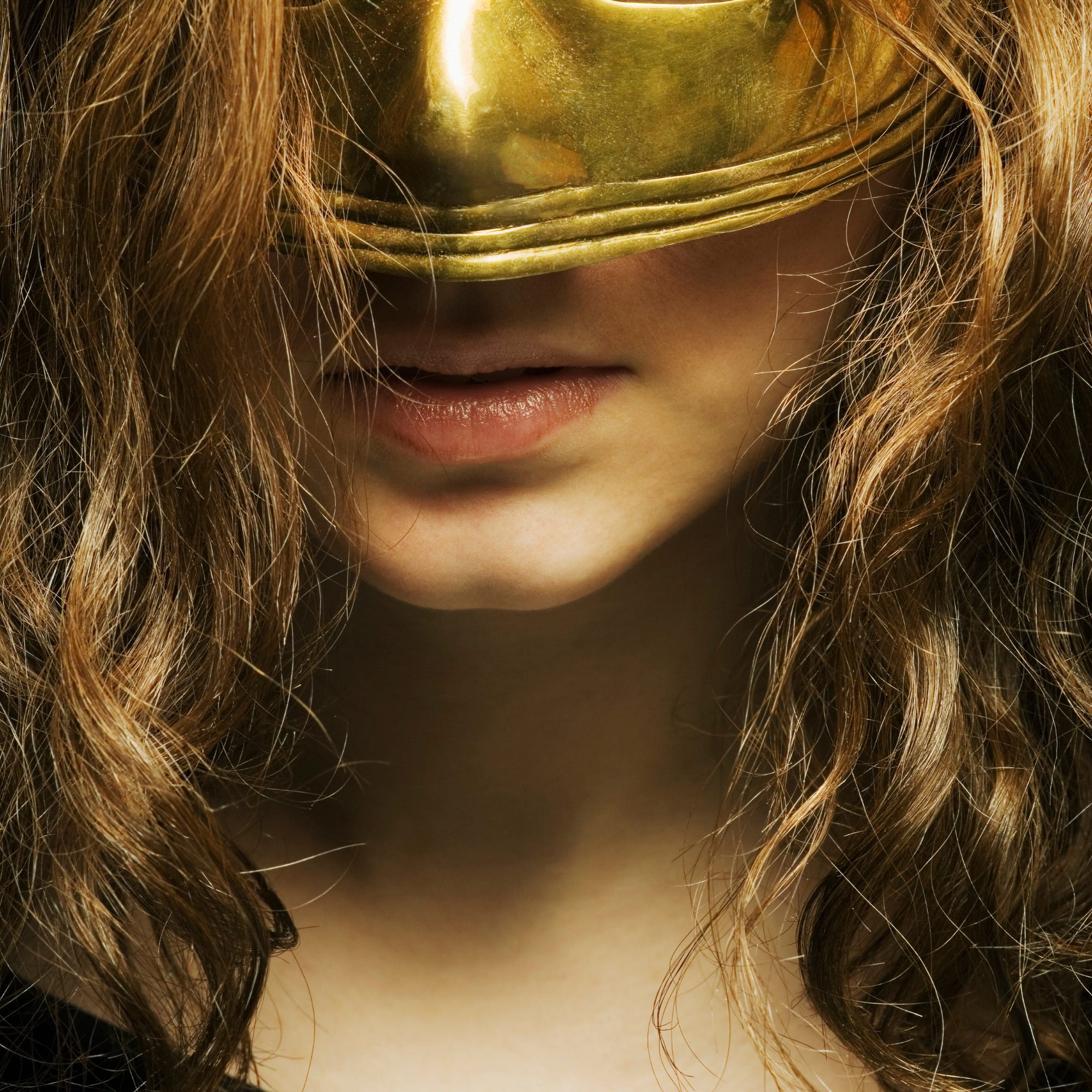 Persoon met gouden oogmasker als metafoor voor macht, blindheid en niet willen zien wie profiteert van gratis vrouwelijke arbeid. Persoon met gouden oogmasker als metafoor voor macht, blindheid en niet willen zien wie profiteert van gratis vrouwelijke arbeid.