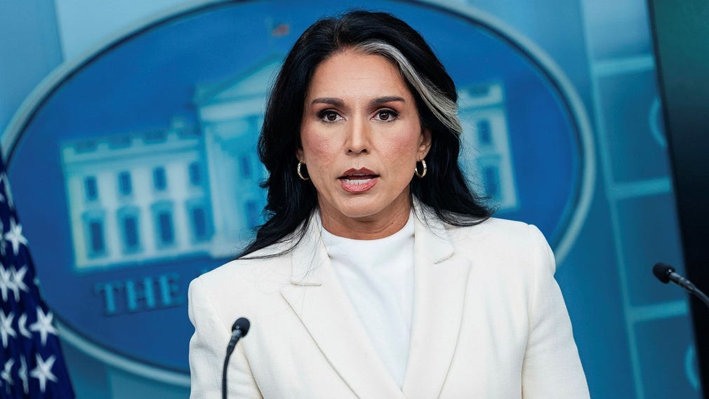 USA:s underrättelsechef Tulsi Gabbard närvarade vid en husrannsakan gällande valfusk.