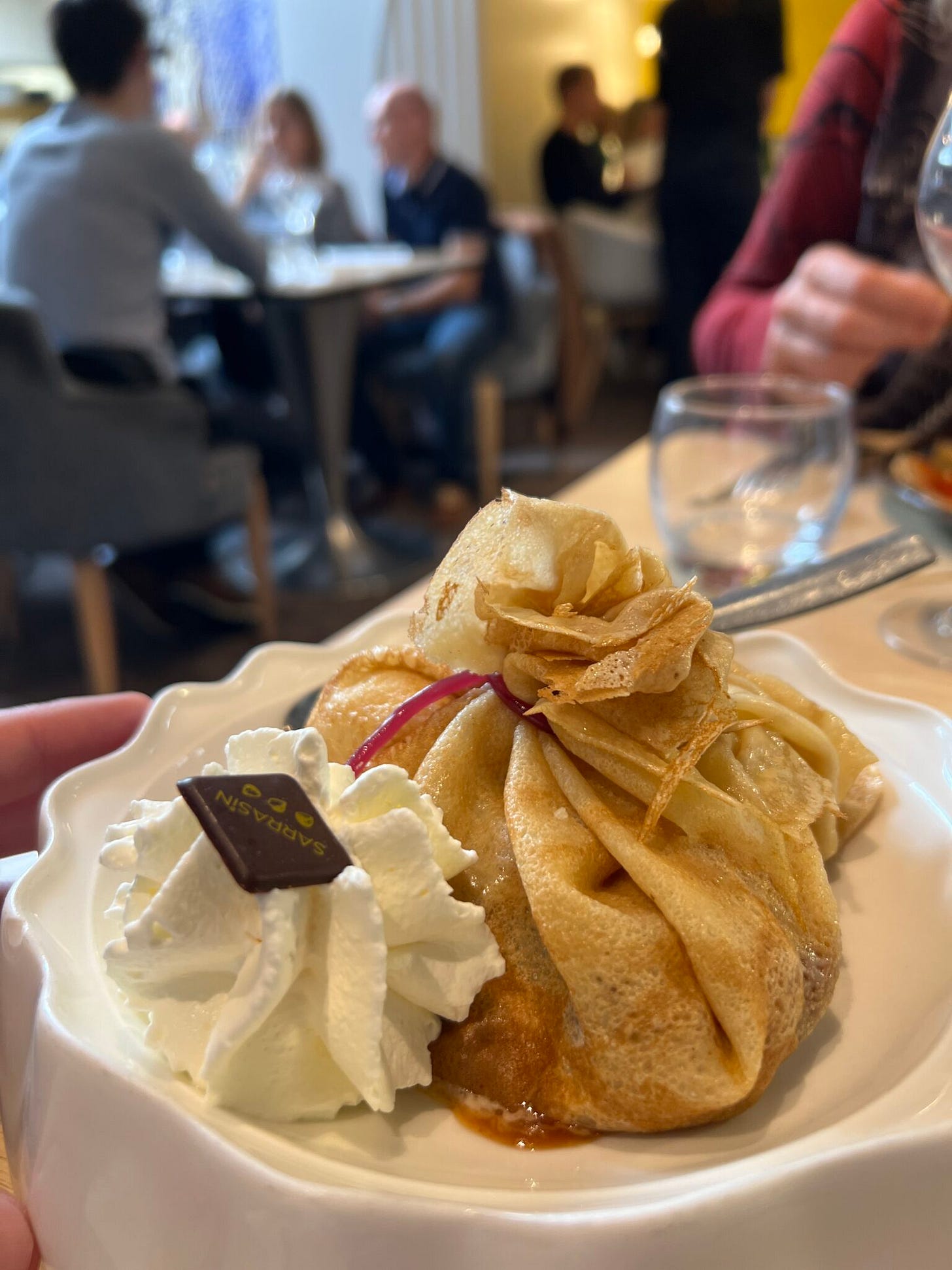 Crêperie Sarrasin, Crêpe zum Beutelchen geschnürt mit kandierten Äpfeln drin und bretonischen Kekskrümeln und Sahne