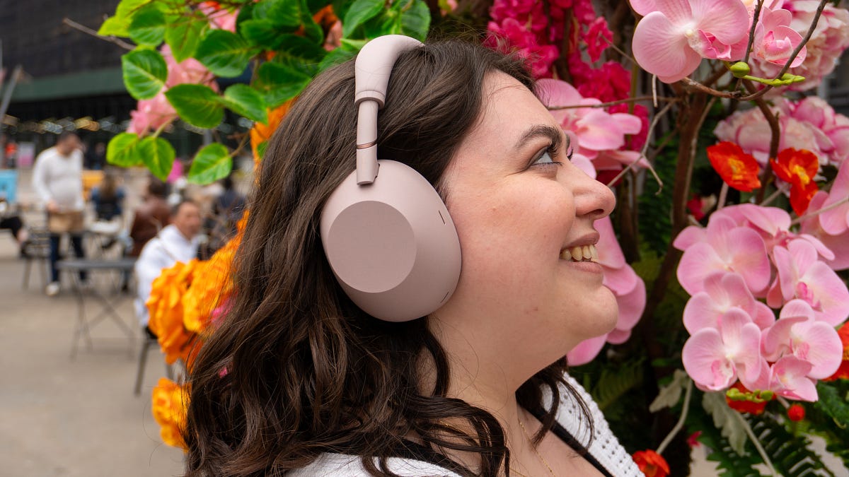 My girlfriend tested Sony's XM6 headphones - here are her favorite features