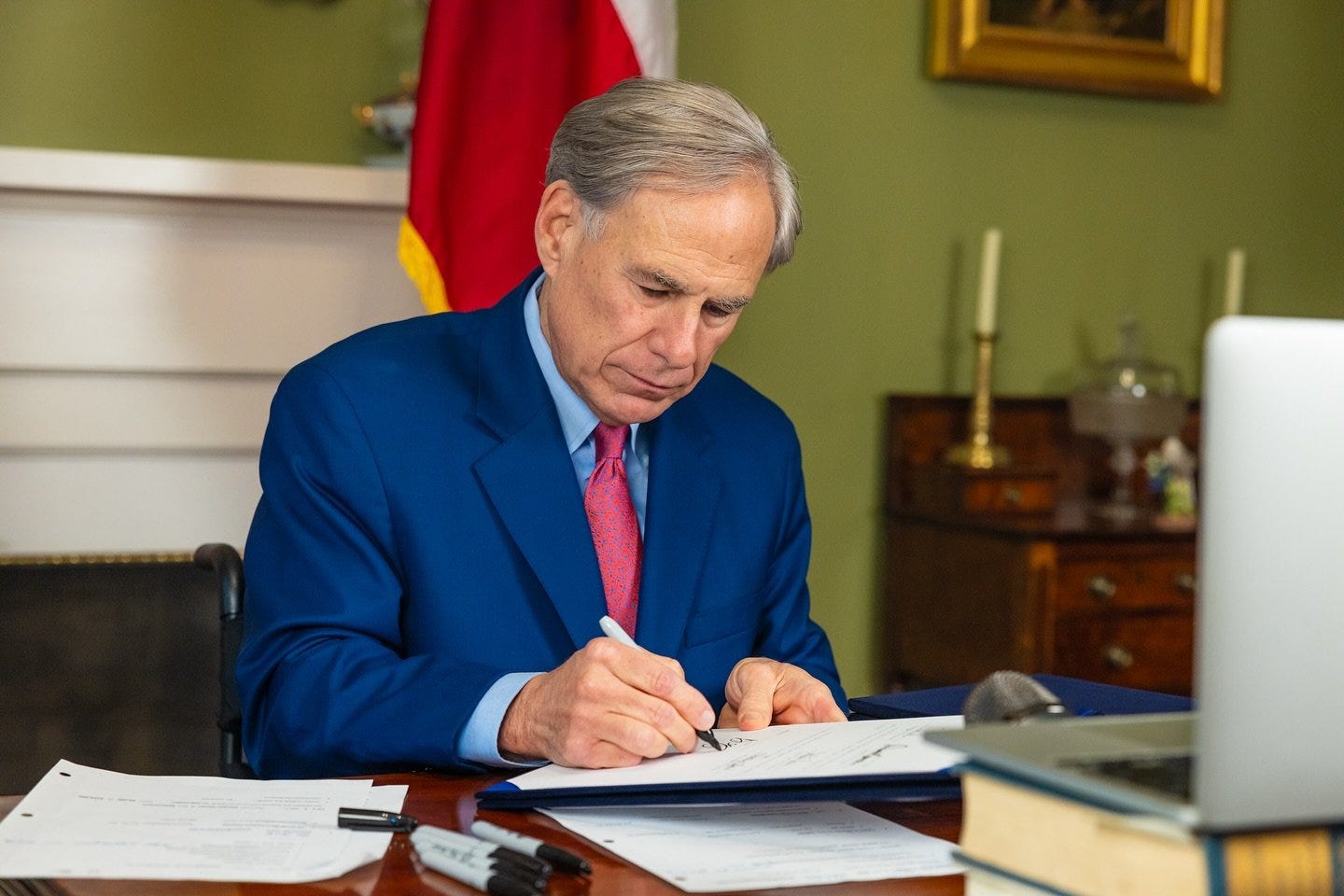 Historic moment: Gov. Abbott signs Texas Responsible AI Governance Act ( TRAIGA) into law — Transparency Coalition. Legislation for Transparency in  AI Now.