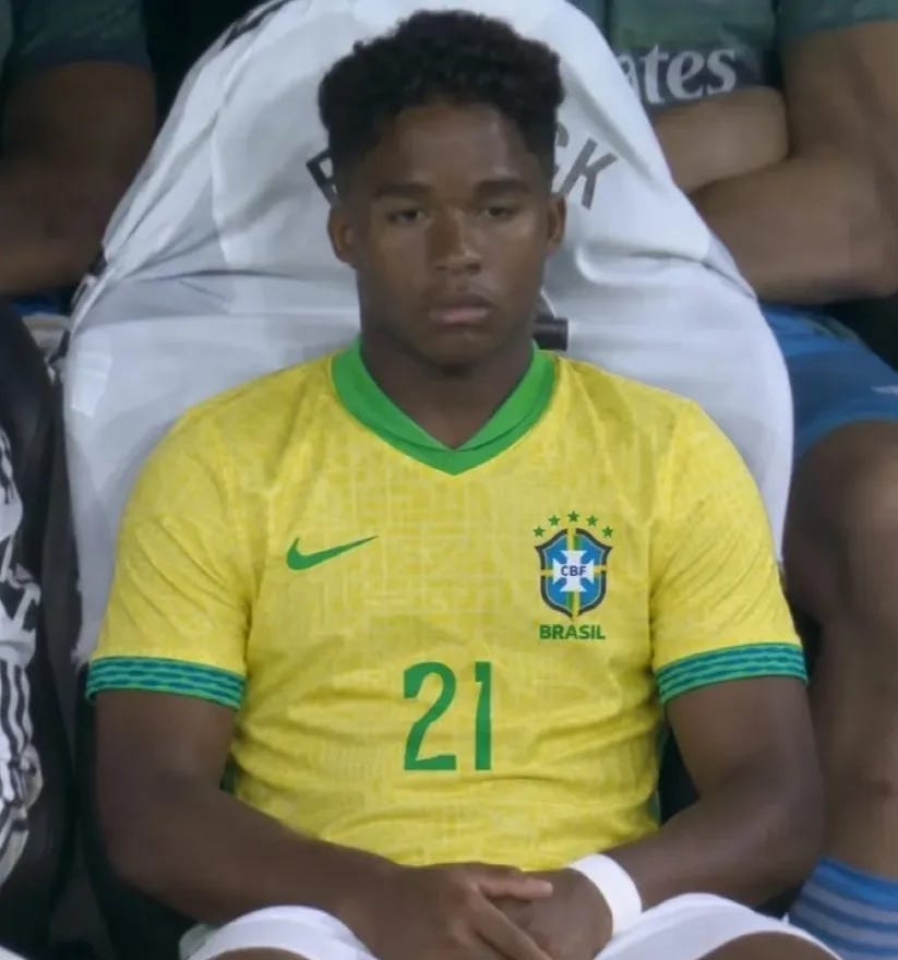 Jogador Endrick no banco durante o jogo com semblante de desapontamento