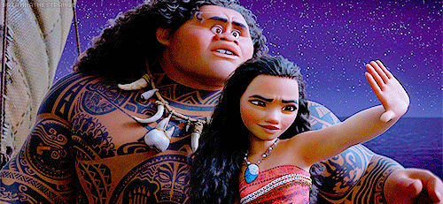 Gif dal cartone animato "Oceania", con un cielo stellato sullo sfondo e due personaggi su una barca a vela: l'aborigeno Mauri pieno di tatuaggi che porta riccioli scuri e annuisce, e la ragazzina Moana che spinge in avanti il palmo della mano sinistra e sorride.
