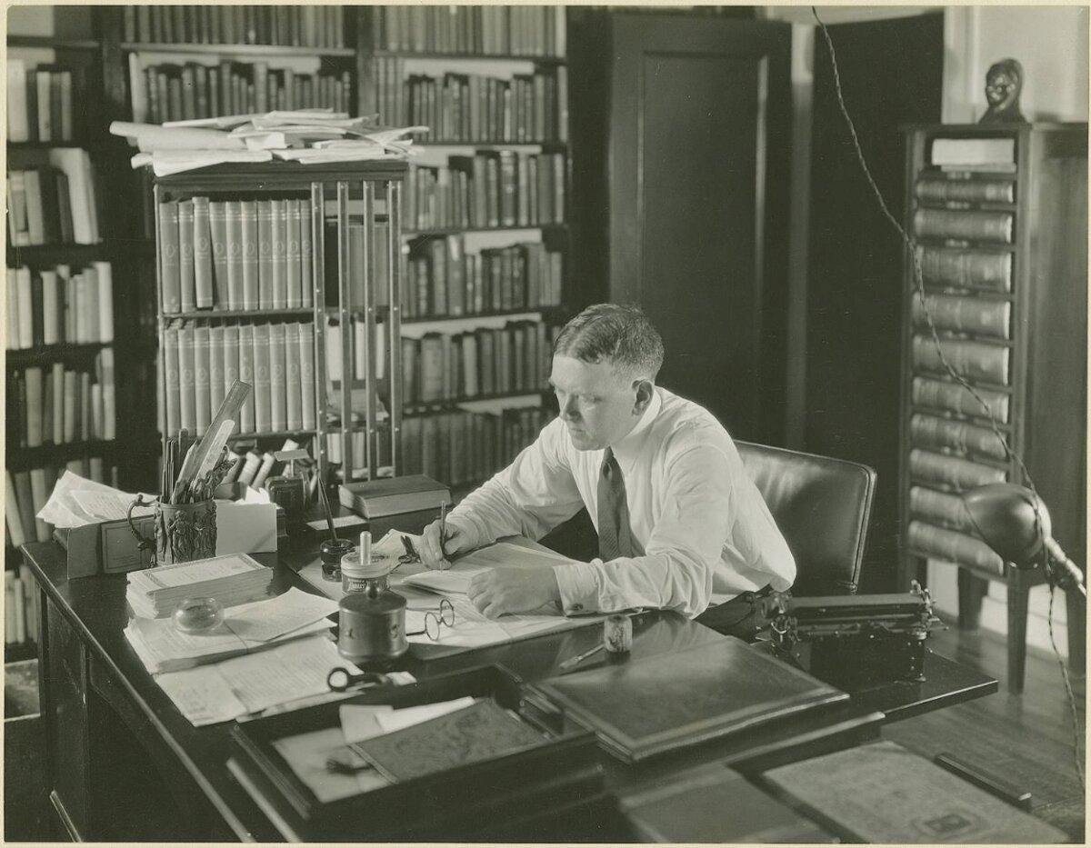 HL Mencken em seu escritório no terceiro andar da Hollins Street, antes de dezembro de 1925. (Coleção HL Mencken/Biblioteca Gratuita Enoch Pratt/Digital Maryland)