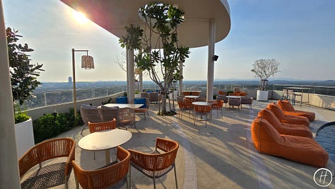 Hilton Garden Inn Rayong - Rooftop bar and pool