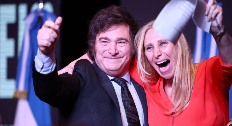 Javier Milei comemora ao lado da irmã Karina a vitória na eleição à Presidência da Argentina