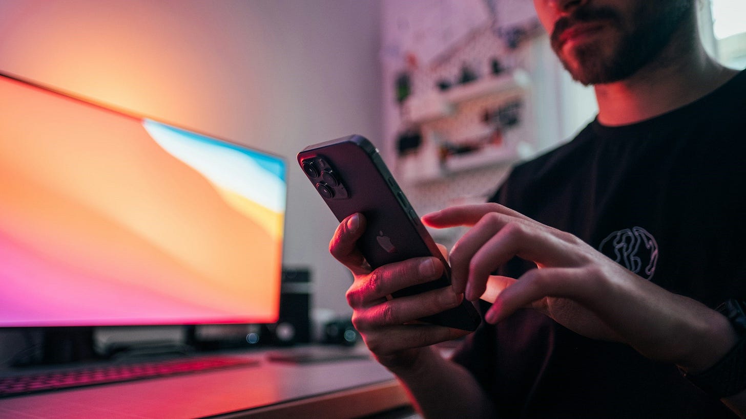 Brasileiros passam pelo menos um quarto do dia no celular, aponta estudo