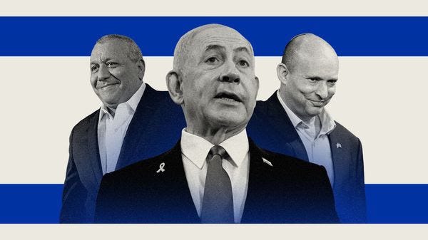 Трима мъже стоят пред израелско знаме, като в центъра е изобразен Бенямин Нетаняху.