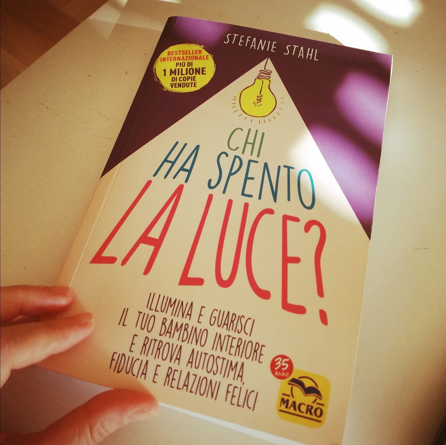 Il libro "Chi ha spento la luce?" di Stefanie 