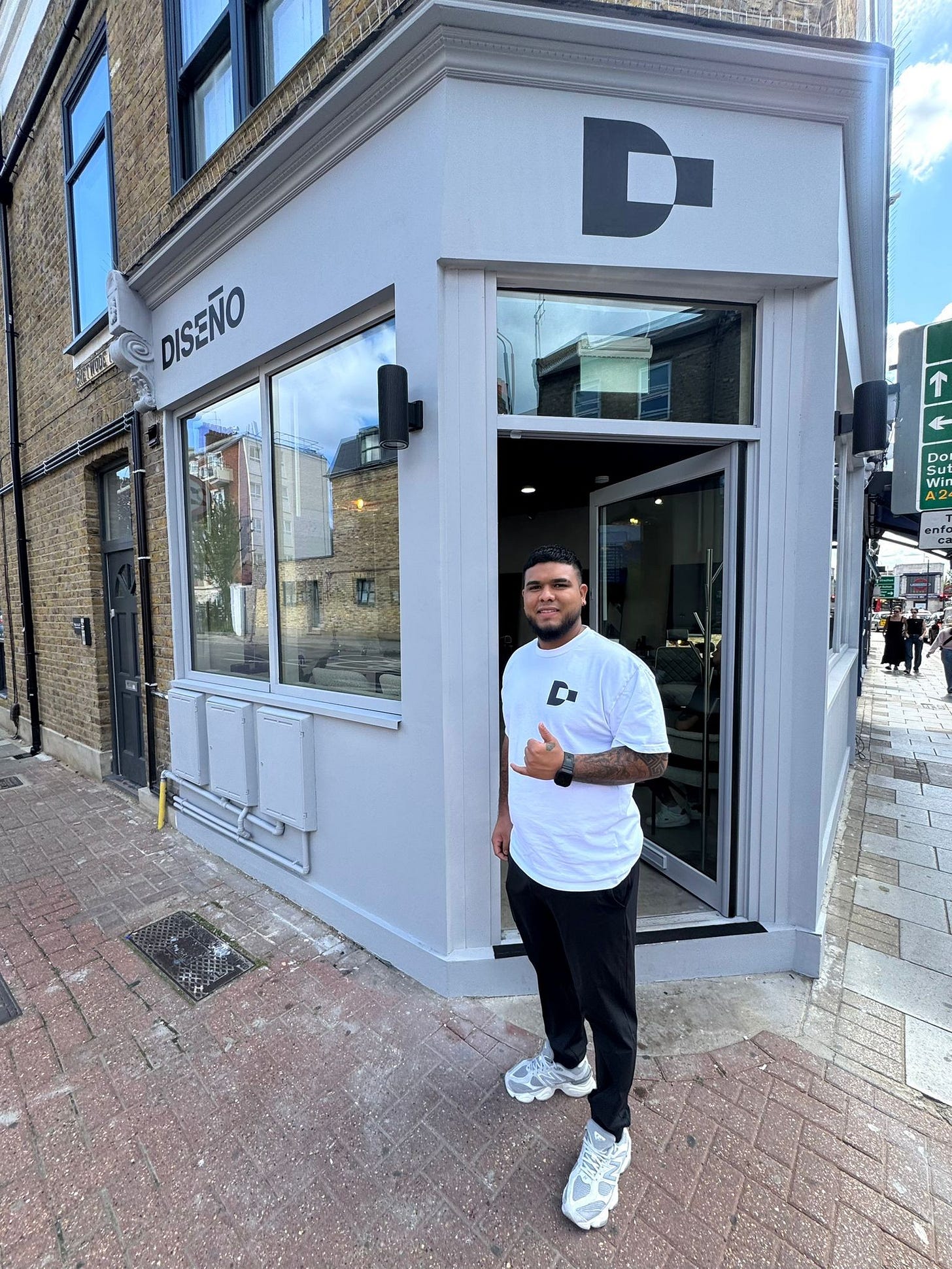 May be an image of 3 people and text that says "DISEÑO Do Win Sut A2"