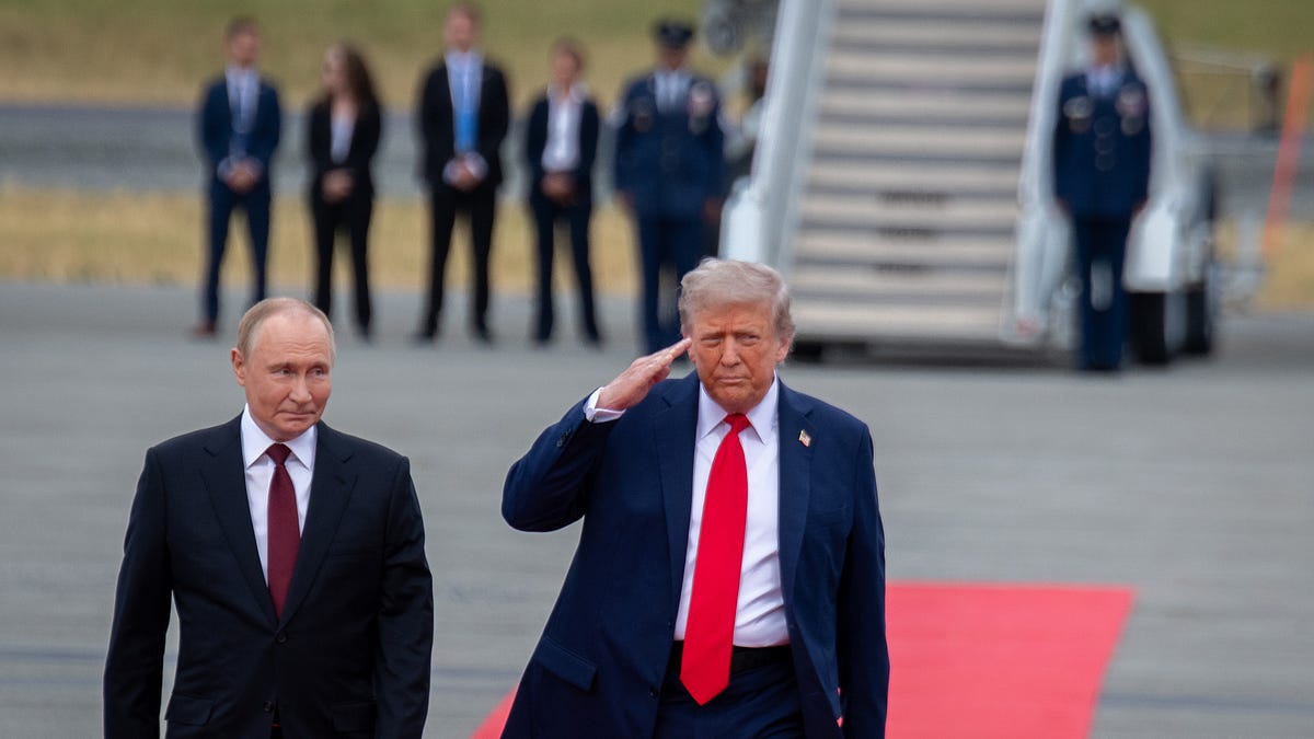 As Ukraine Burns, Trump Hangs a Photo of Himself With Putin in the ...