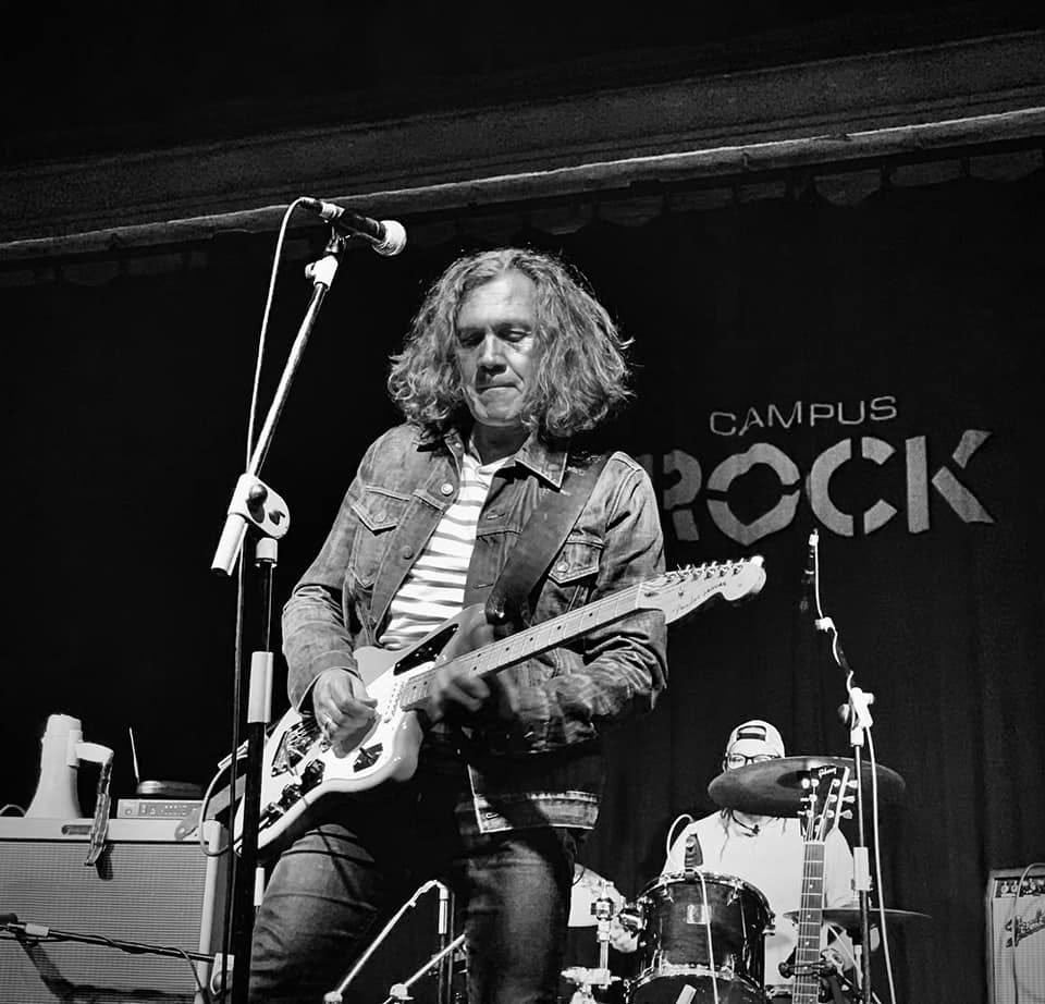 Puede ser una imagen de 2 personas, personas tocando instrumentos musicales, guitarra y texto que dice "CAMPUS CC"