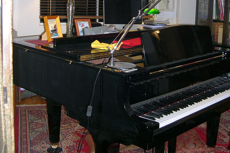 A piano well-integrated in its environment