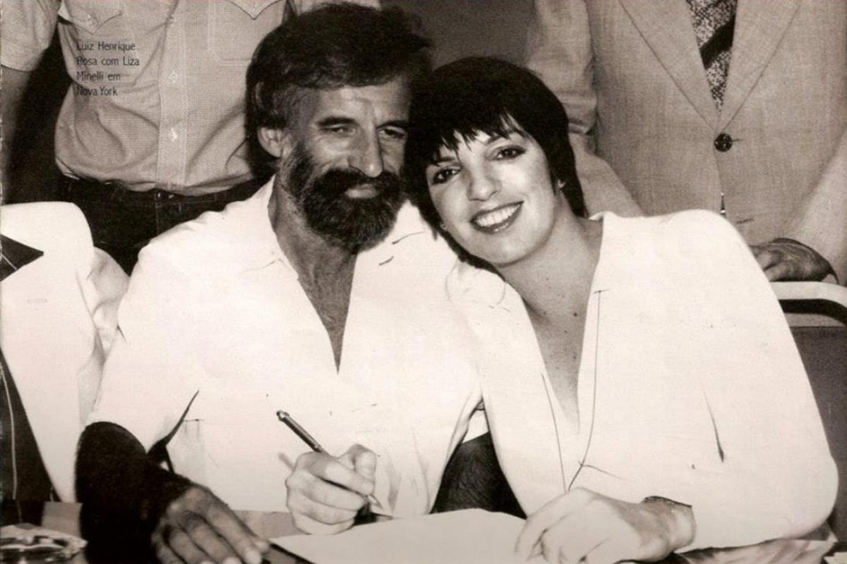 Foto em preto e branco de Luiz Henrique com Liza Minelli em Nova Iorque.